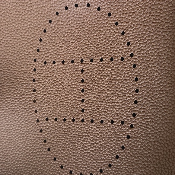 Beautiful Replica Halston Cross Body Bag. Great Condition! Tan, Gold Hardware. - Picture 2 of 11